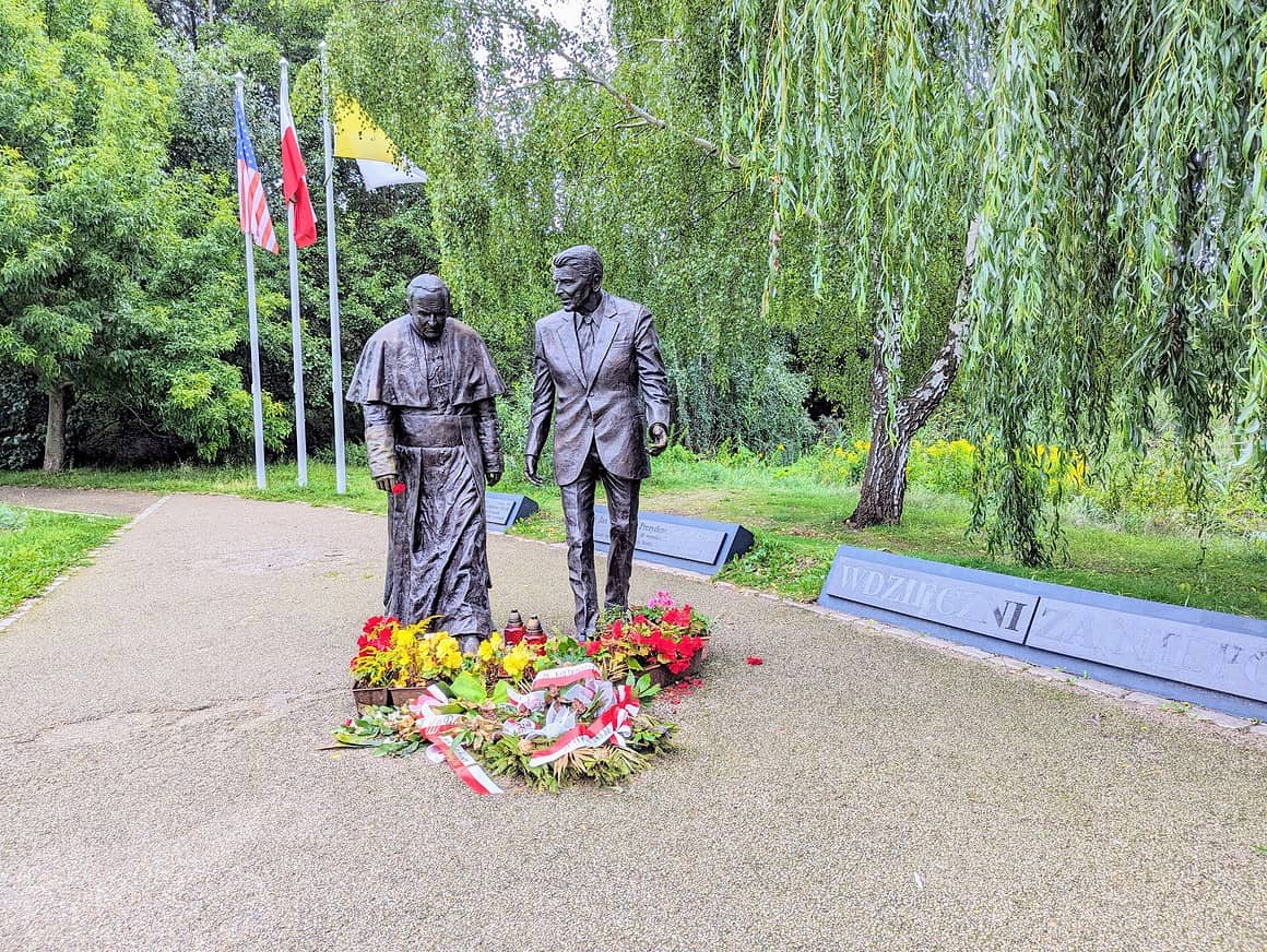 Dzień w Parku im. Ronalda Reagana w Gdańsku: Pieskowe Przygody w Polskim Skarbie 1