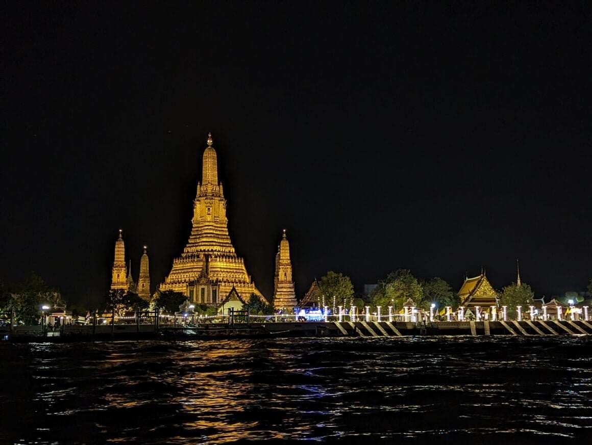 Pagoda Thonburi w Wat Arun: Arcydzieło o historycznym znaczeniu 8